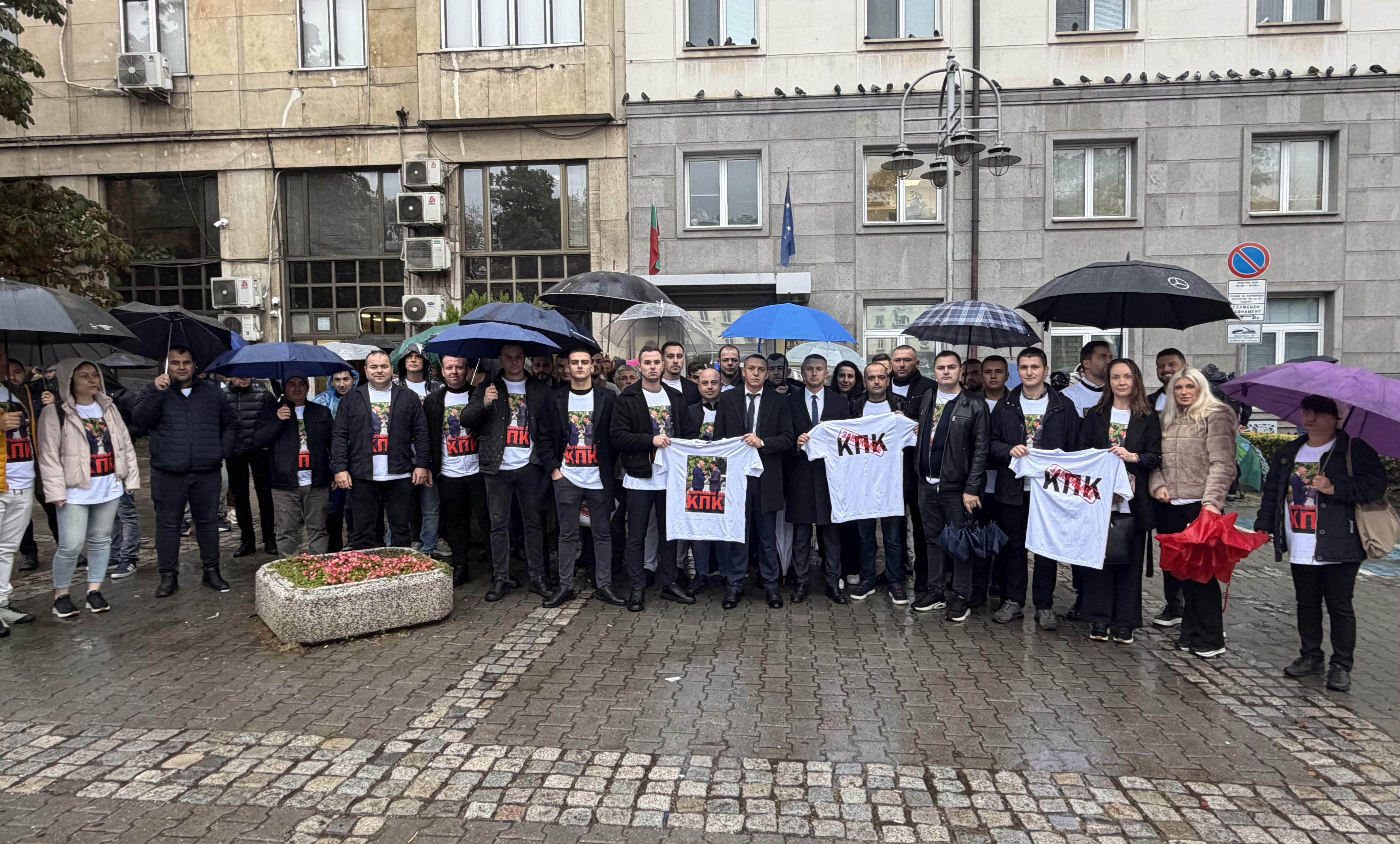 С протест пред КПК младежите на ДПС-НОВО НАЧАЛО поискаха закриването на бухалката на ПП