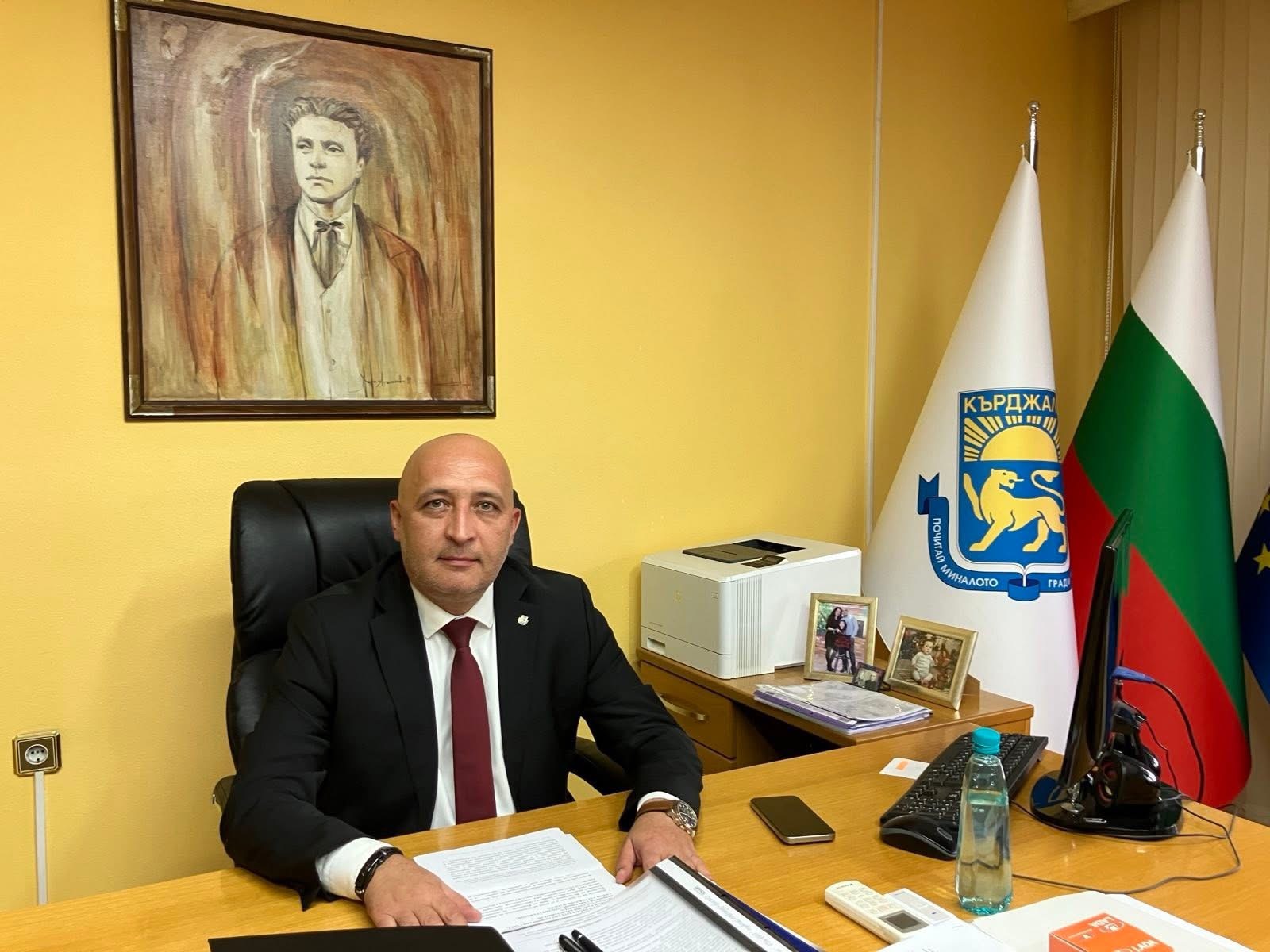 Ерол Мюмюн, кмет на община Кърджали и зам.-председател на ДПС внася предложение за намаляване на таксата за паркиране в Кърджали