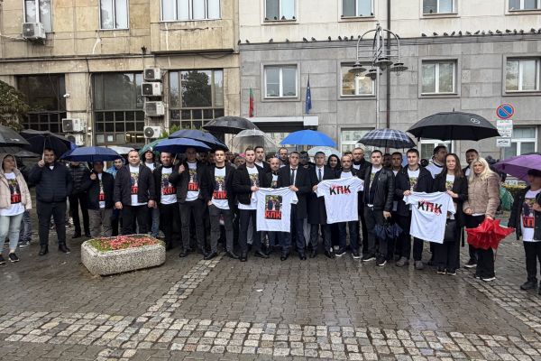 С протест пред КПК младежите на ДПС-НОВО НАЧАЛО поискаха закриването на бухалката на ПП