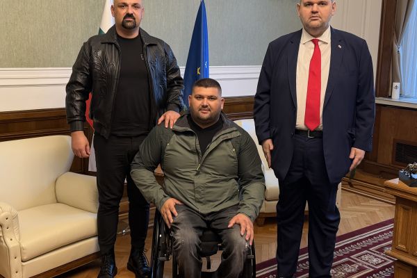 Делян Пеевски, лидер на ДПС и ПГ на ДПС-НОВО НАЧАЛО поздрави шампиона Ружди Ружди с шестата световна титла