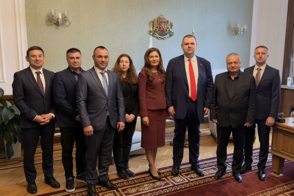 Делян Пеевски, лидер на ДПС и ПГ на ДПС - НОВО НАЧАЛО прие кмета на община Крушари