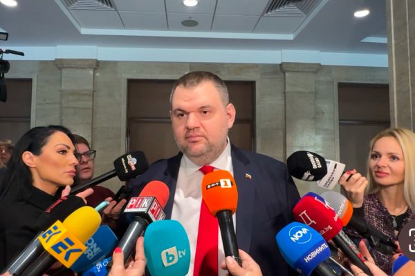 Делян Пеевски, лидер на ДПС и ПГ на ДПС-НОВО НАЧАЛО: Подкрепям ГЕРБ за 120 лв. коледни добавки! Благодаря на Борисов, че подкрепи идеята ми за закриването на правителствения авиоотряд