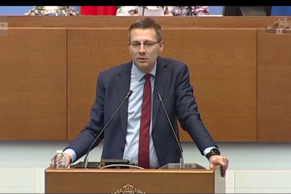 Станислав Анастасов, зам.-председател на  ДПС и ПГ на ДПС-НОВО НАЧАЛО: Жоро Кандев да отговори защо е изпратил писма до митниците, с които ги уведомява, че изтегля екипите от МВР от данъчните складове и акцизните производства. Започват ли пак пудели и пачки на пълна скорост?